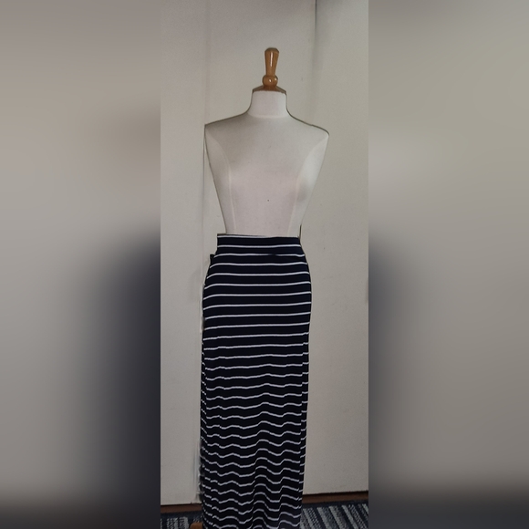 Bluenotes striped women’s small maxi skirt with side slit - Picture 3 of 6